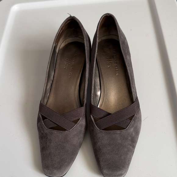 Size 6 Anne Klein iflex Taupe Suede Kitten Heels - Picture 1 of 8